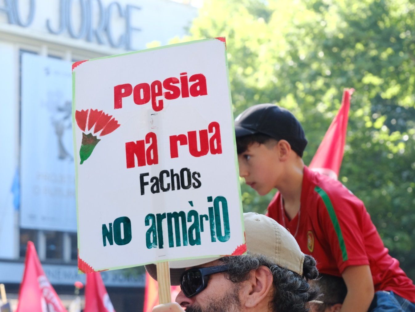 Um cartaz com na manifestação com as palavras "A Poesia Na Rua Fachos No Armário"