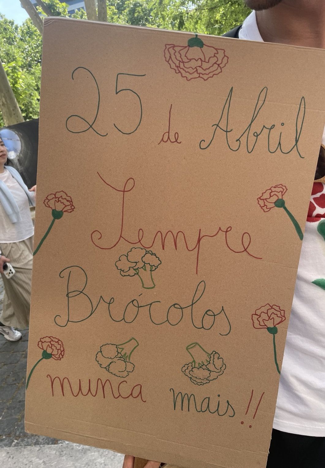 Um cartaz com a frase escrita: "25 de Abril Sempre, Brócolos Nunca Mais"