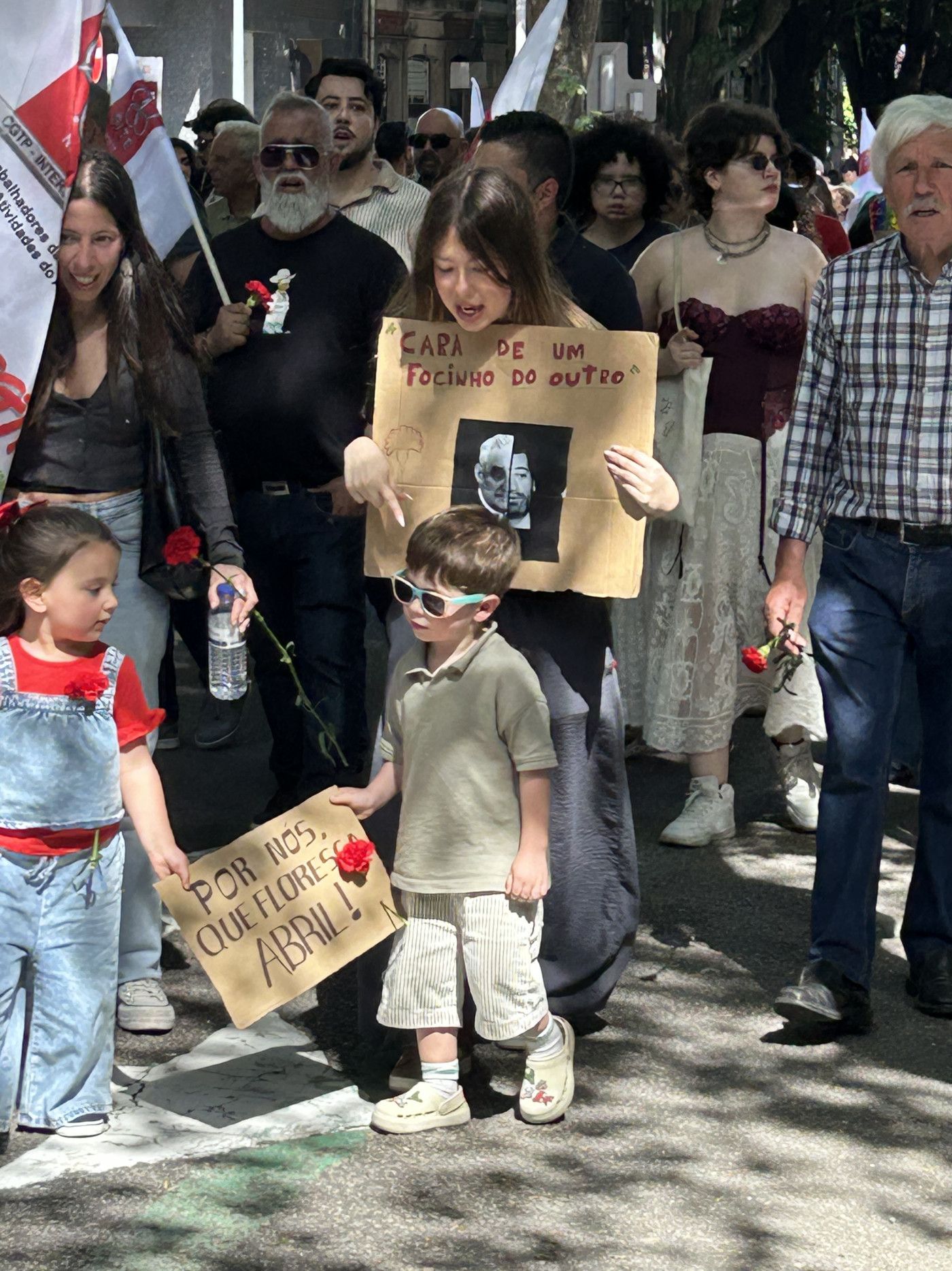 Um cartaz na rua com os dizeres 'Cara de um, focinho do outro'